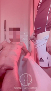 Twink futbol arkadaşı tarafından işendiğinde sertleşiyor