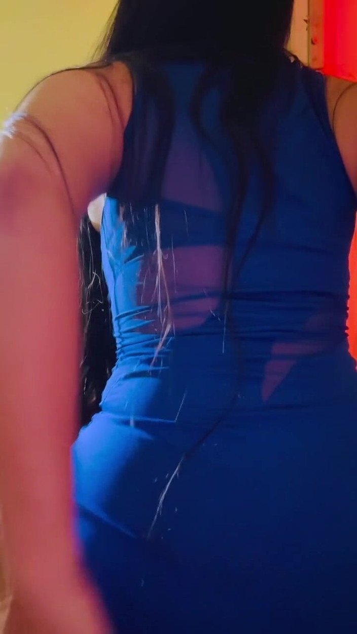 Vika_Sexting: Voice Awak Membuka Pakaian Saya