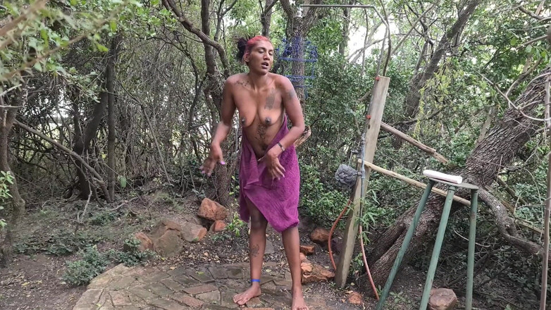 domslutfucker: Si jalang desi bertatu gelap bermandi di dalam hutan di...