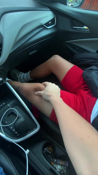 Bana spor salonunda olduğunu ama büyük büyük şişman pembe bir yarağı emmek istediğini yazıyor