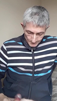 Masturbation dans le haut de survêtement.