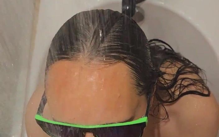 Emma_Alex: Istri sange ini lagi asik nyepong dan ngocok kontol sambil...