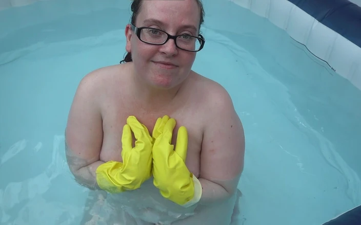 Littlevixen: Naked rubber gloves fetish in the hot tub