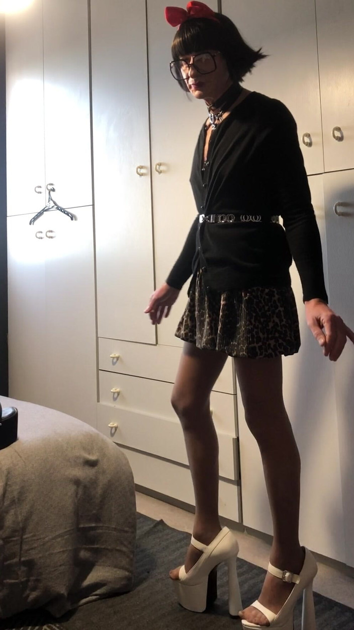 Andreina Naty: Sehr Hohe Strümpfe Und Keilabsätze