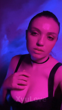 Xyulove Se Roztomile Pózuje Před Kamerou a Všem Svým Odběratelům Dává Jemný Polibek