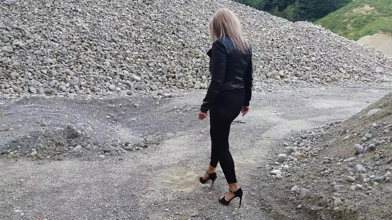 martinawest: Bunica se plimbă printr-o groapă de pietriș, îmbrăcată în colanți strâmți și pantofi...