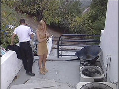 The Anal Queens: Teen bionda viene scopata nel cortile