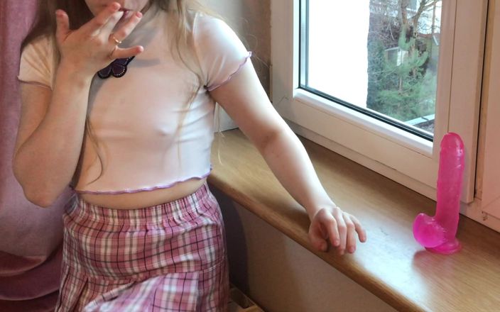 Inga lillypop girl: Gadis remaja imut lagi asik masturbasi di balik jendela