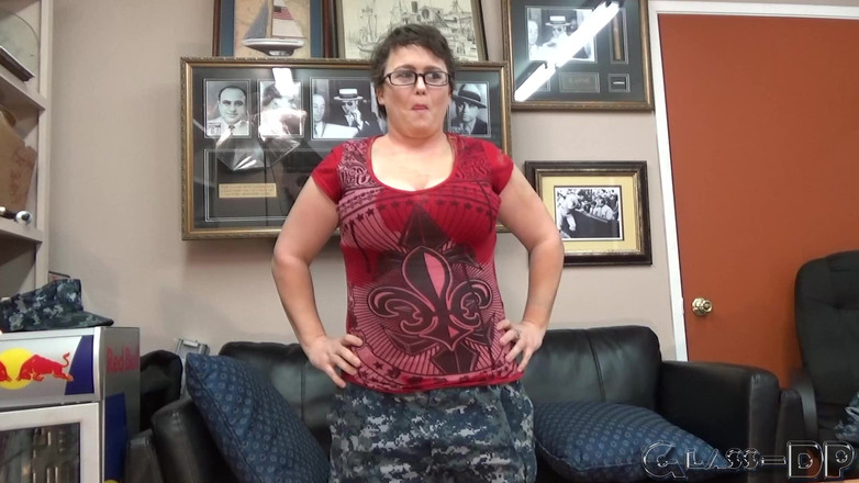 GLASSDP: このふしだらな兵士は、基礎訓練から筋金入りのチンポしゃぶりへと移行しました