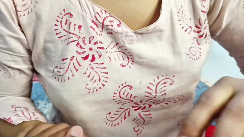 Riya_Moni077: Adik tiri comel saya menghisap batang abang tirinya