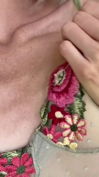 Dünne zierliche, fitte blondine striptease auf dem bett sexy dehnt necken
