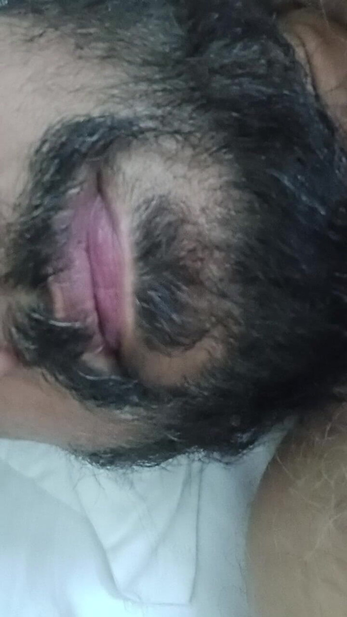 Daddy Dude: Papà Indiano Sdraiato Sul Letto Stuzzica E Posa per Te