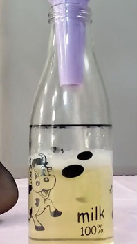 Saya kencing ke dalam botol melalui lubang