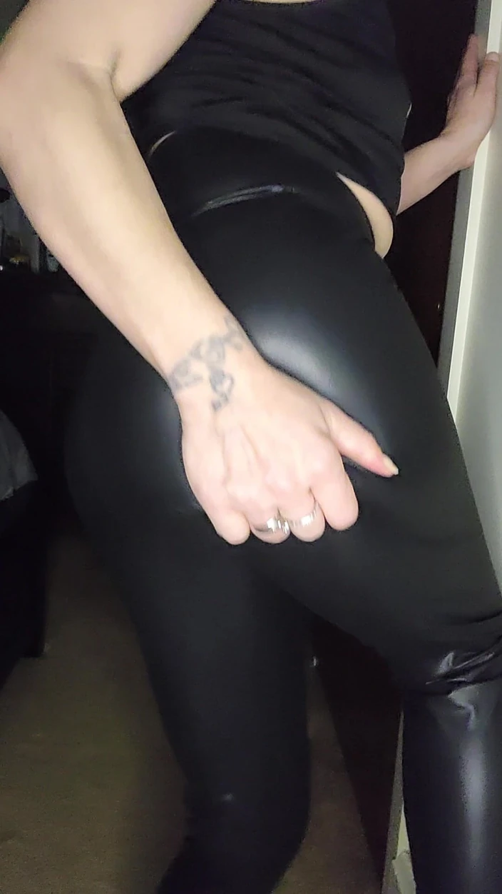 Raven Willow: Wet Look Ass Worship