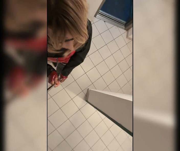 Chatuser: Walk in Parking House, Blonde in Overknee Boots, Red Pvc...