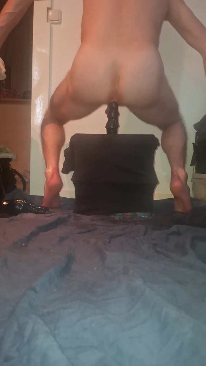NoFace Twink X: L'orgasmo si alza mentre si muove il dildo, respira e...