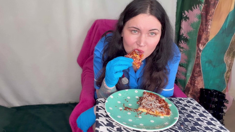 MissFFW: Krankenschwester ffw isst nach einem langen tag