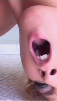Çok güzel sarışın orta yaşlı seksi kadın büyük bir dildoyla sıkı amına mastürbasyon yapıyor ve eğleniyor