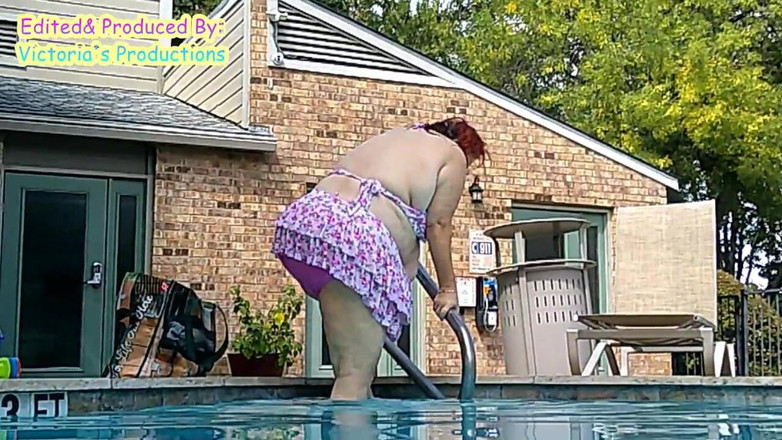 BBW nurse Vicki adventures with friends: L'infermiera vicki modella il suo nuovo bikini in piscina ti...