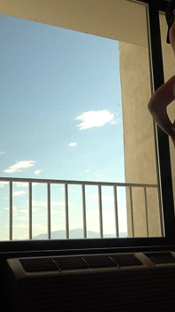 Otrogen fru har sex med älskare i hotellrummet med utsikt över staden