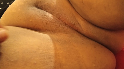 Karmicoxv: Mon mari caresse ma chatte rasée. Tu veux voir ?