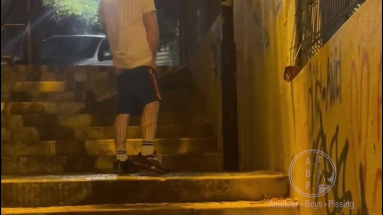 AmateurBoysPissing: Hetero kluk přistižen při čůrání na ulici podruhé za tu samou...