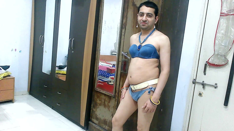 Cute & Nude Crossdresser: Quente maricas crossdresser femboy Sweet Lollipop em um biquíni jeans...