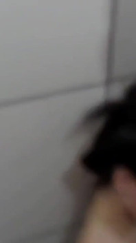 A namorada foi tomar banho e a amiga trans deu sua bunda para o namorado