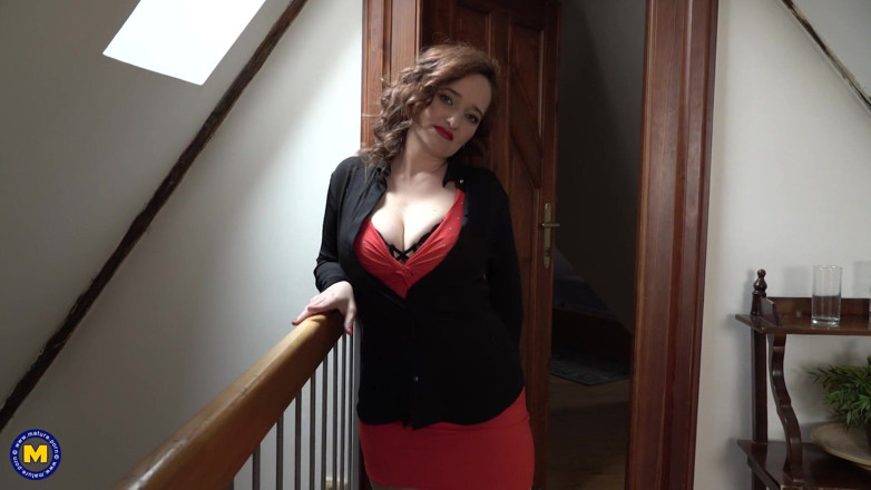 Mature NL: Classy busty MILF turns nympho at home