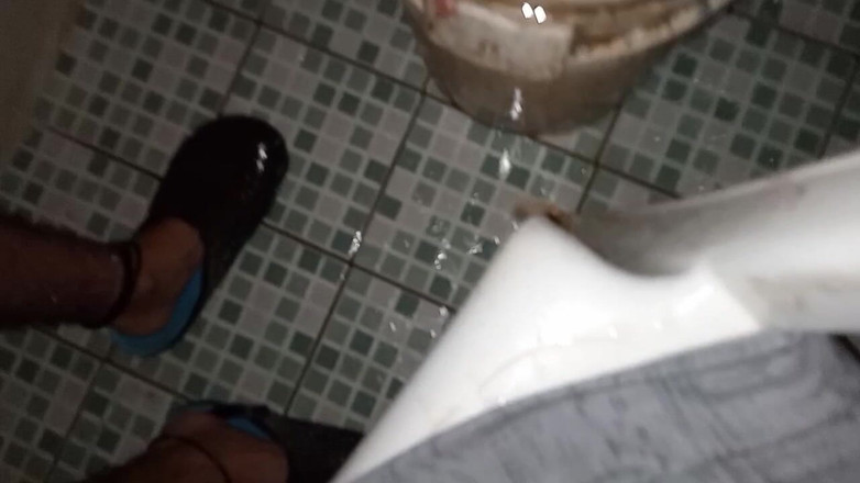 Cute boy jerks off: ゲイの男がお尻とペニスを剃り、その後シャワーで自慰をする