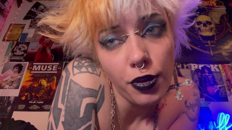 Glitterqueen1999: Goth Nostril Flaring, menggesel dildo, meleleh dalam gincu