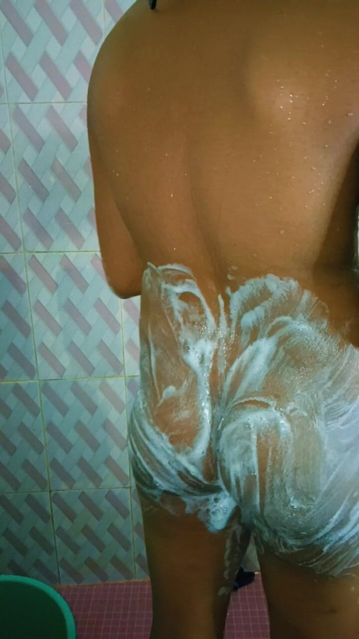 Sumi_couple_lesbian: La mia sorellastra in bagno si sditalina la figa con...