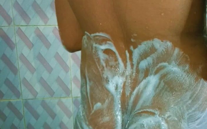 Sumi_couple_lesbian: Üvey kız kardeşim banyoda amını göğüsleriyle parmaklıyor Hintli duş videolarına...