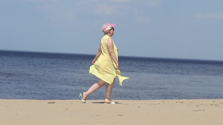 RedRoseRus: Soczysta kobieta spaceruje nago po plaży