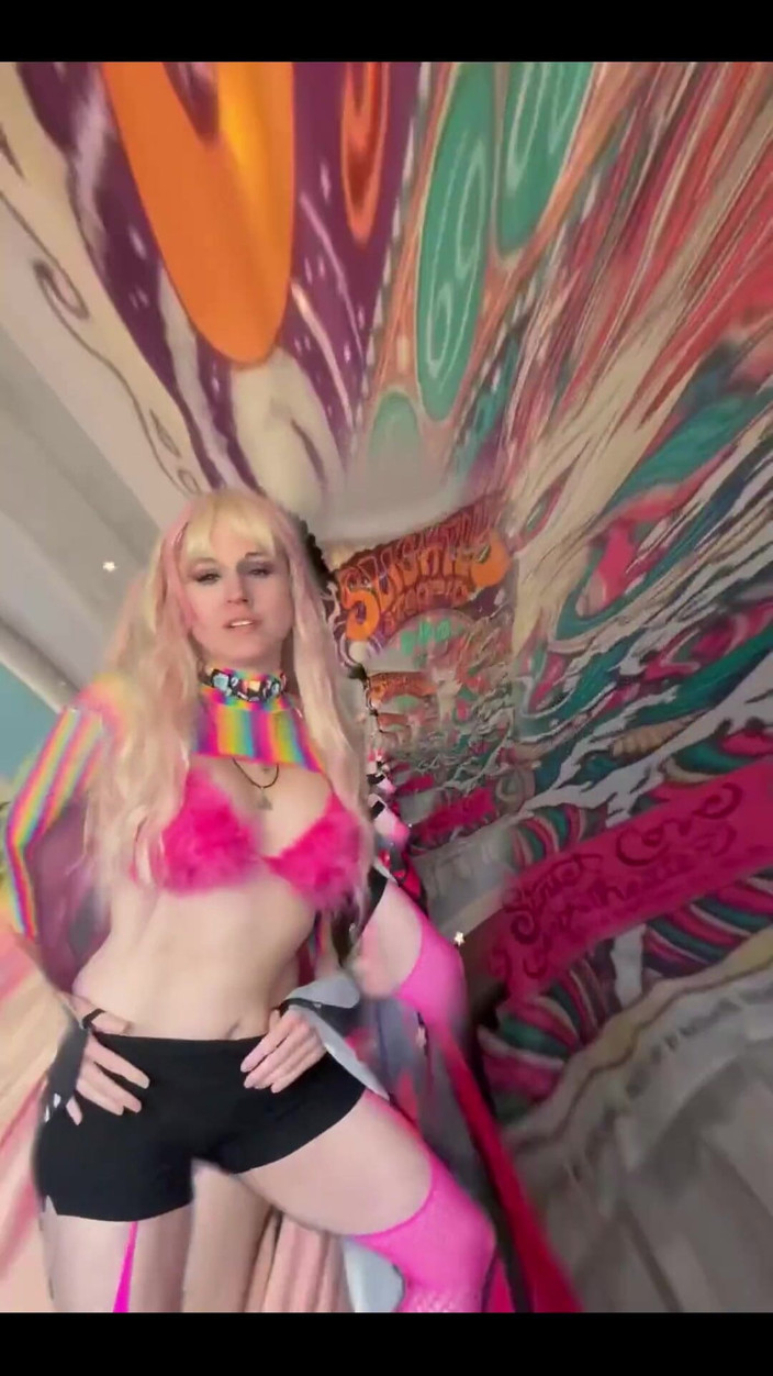 Suzy Wylde: ミルフのダンス!