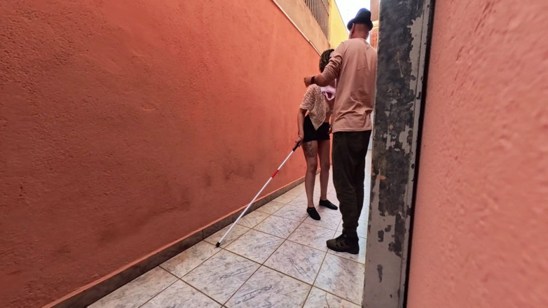 Gabi SweetCouplesStories: Clap magique gelé avec une fille aveugle dans la ruelle