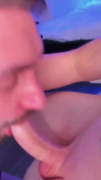 Junge gibt begabter transe blowjob