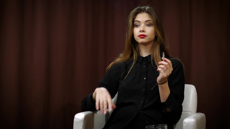 Russian Smokers: Ragazza carina irina si sta godendo un Marlboro rosso nel...