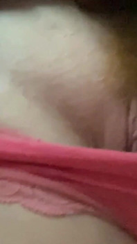 Sexo con un profesor. Debajo de la falda en el pequeño coño.