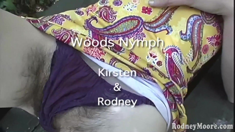Horny Hairy Girls: Přírodní vintage chlupatá holka dostane výstřik na křoví