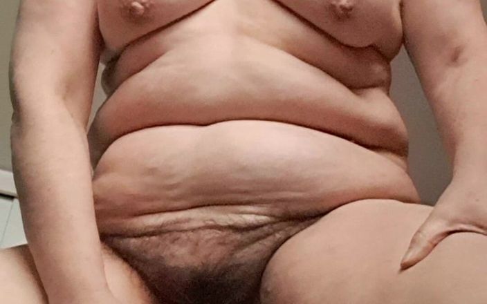 Mommy big hairy pussy: Sitter på kanten med min favoritleksak