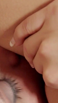 Des déesses sexy se tapent la grosse bite d’une 2_brunette à petits seins