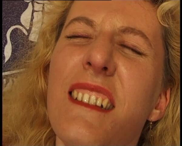YOUR FIRST PORN: Reife Hausfrau Lisa Ist Notgeil. Analdidospass und Kugeln - reife hausfrau...