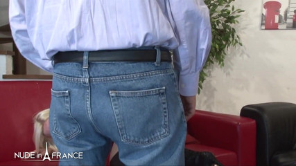 Nude in France: Muhteşem bir sarışın için sert anal ders iki kez sikiliyor