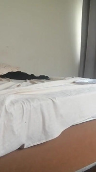 아일랜드 모텔에서 휴가를 즐기는 3부 인도 여성 호텔 직원을 유혹하고 그는 인정사정 없이 젊은 섹스를 했어