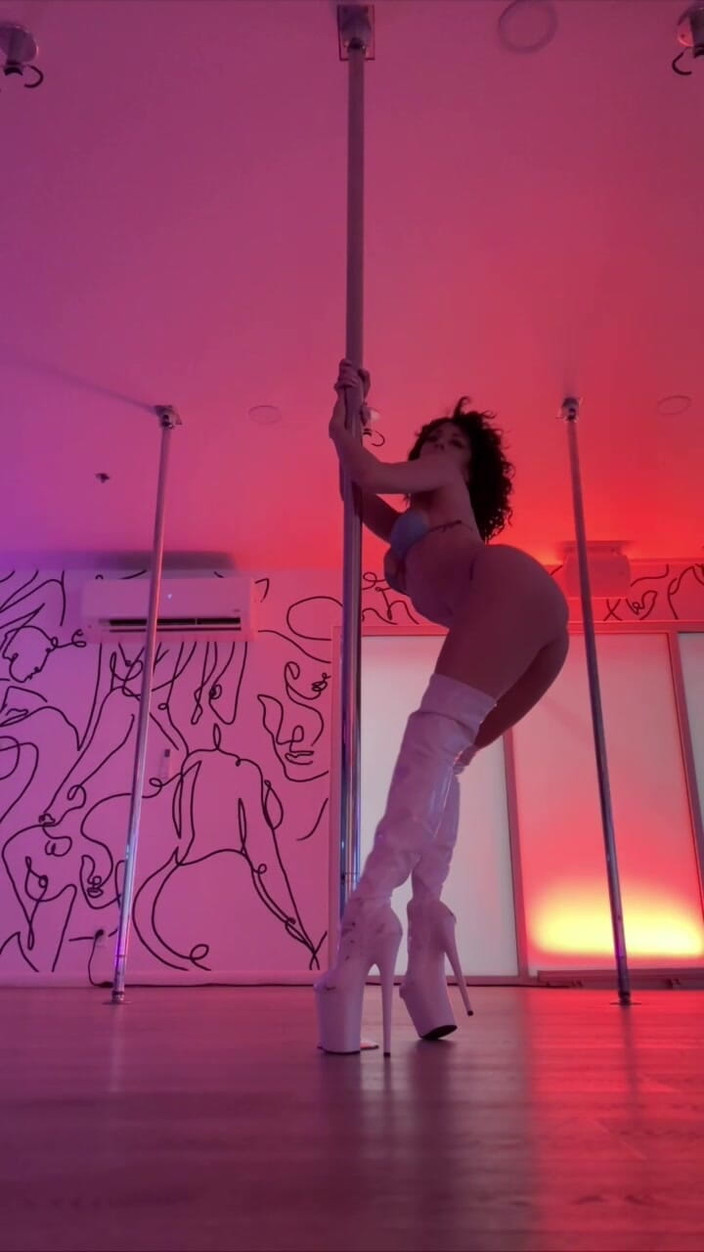 SavvyStar: Pole dance