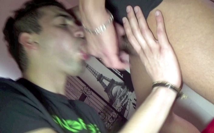 YOUNG FUCKED BY OLDER: Yougn Arabe se fait baiser par un badboy avec une...