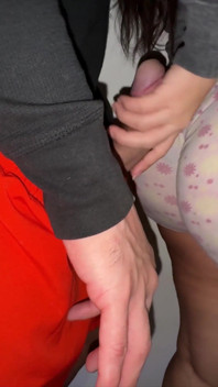 Vrouw Met Dikke Kont Raakt De Pik Van Een Vreemde Aan