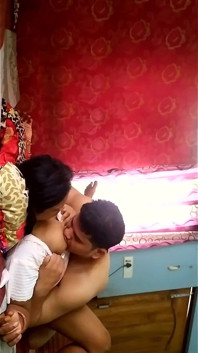 Bhabhi India deepthroat dan menunggang zakar dengan teman lelaki - video seks romantik