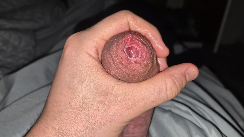 GloomyChase977: Unbeschnittene enge phimose, vorhaut leckt precum im bett